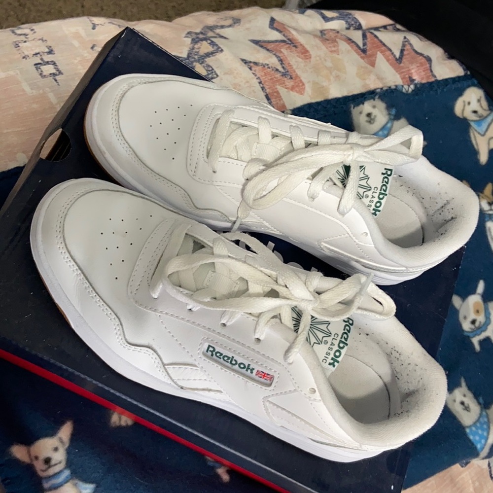 Size 9 reebok women’s club sneakers
